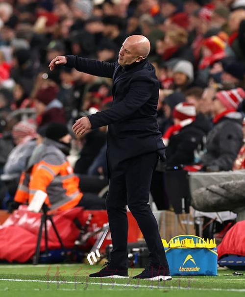 裁判专家:拉莫斯肘部侵占皮球运行空间应给点球 裁判专家:拉莫斯肘部侵占皮球运行空间应给点球